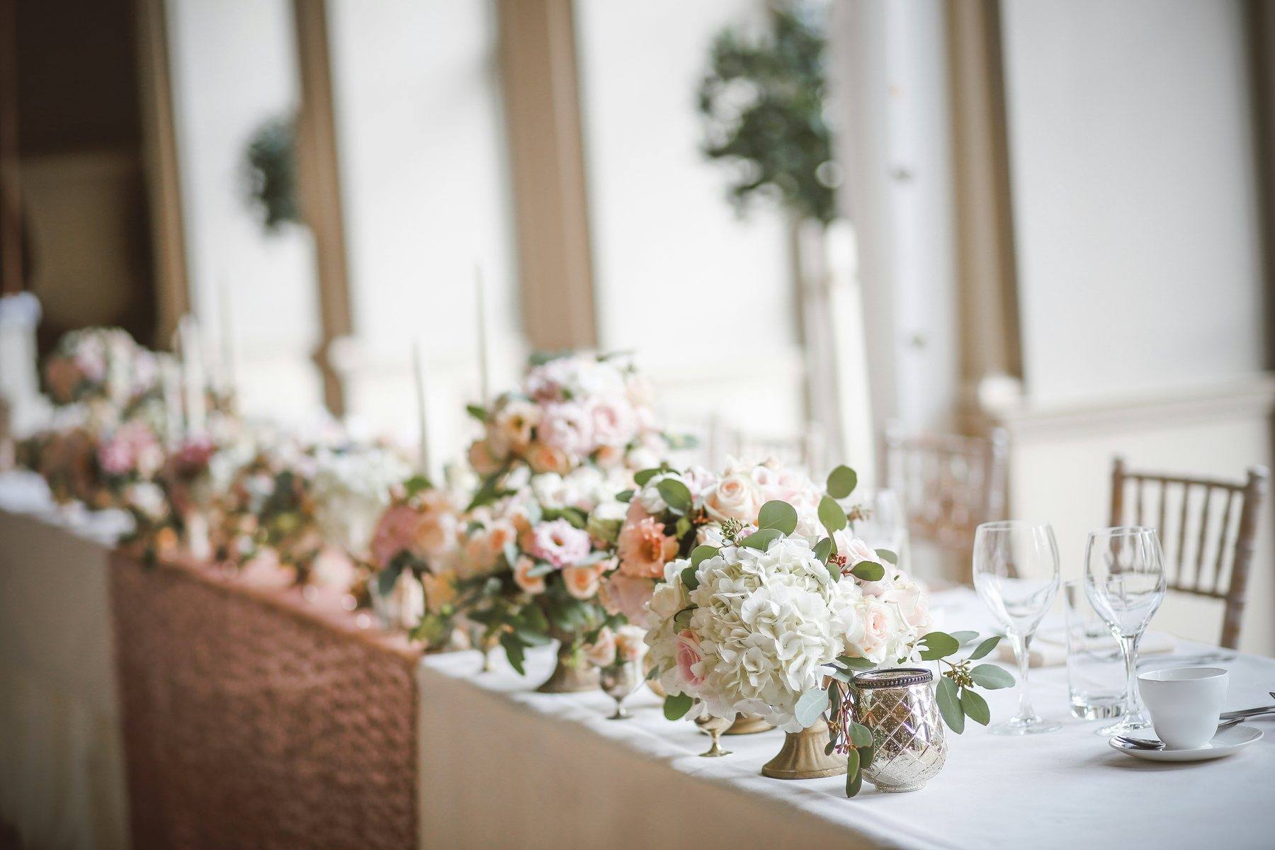 Table d'honneur fleurie, réception de mariage orchestrée par Maison Joya