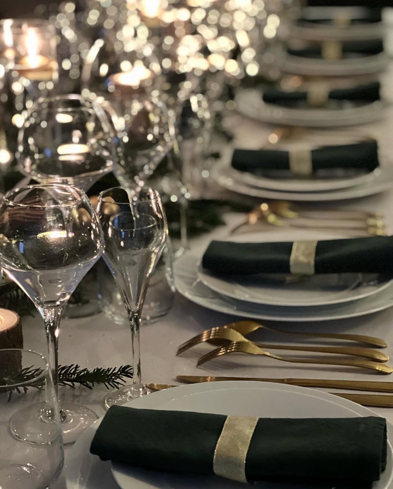Dressage de table aux couverts dorés pour une célébration privée